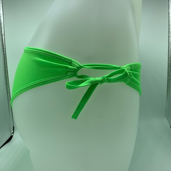 Bikini - Picture 3 of 4